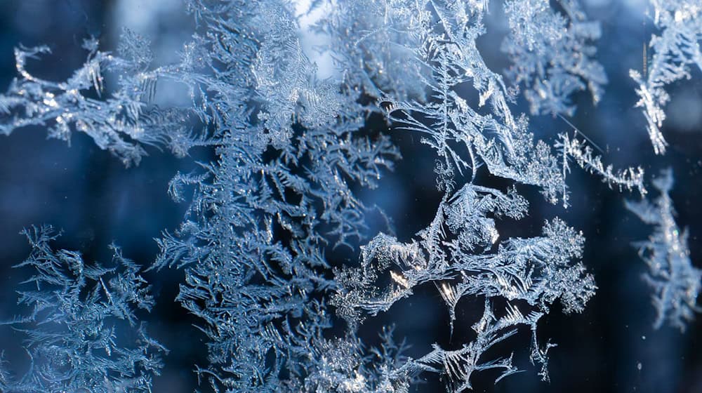 Auch die nächsten Tage muss in Bayern teils mit strengem Frost gerechnet werden. (Archivbild) / Foto: Peter Kneffel/dpa