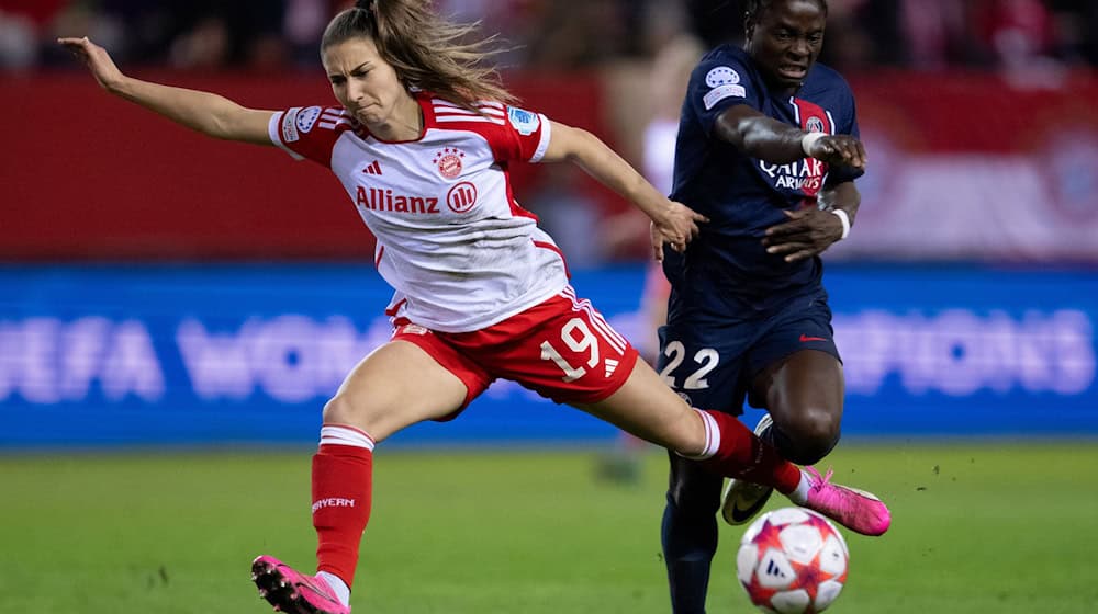 Katharina Naschenweng (links) bleibt weiterhin beim FC Bayern. (Archivbild) / Foto: Sven Hoppe/dpa