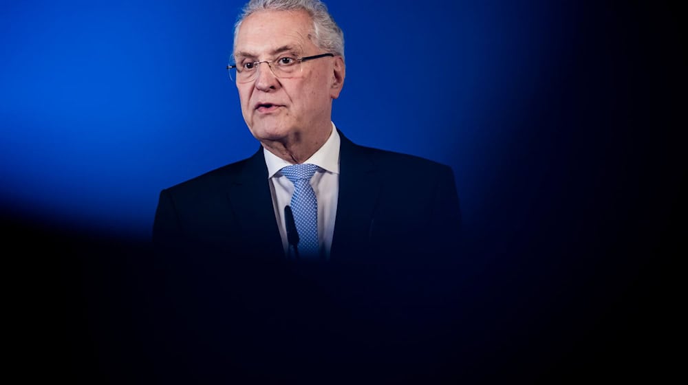 Bayerns Innenminister Joachim Herrmann (CSU) äußert sich zu innen- und sicherheitspolitischen Themen. (Archiv)  / Foto: Christoph Soeder/dpa