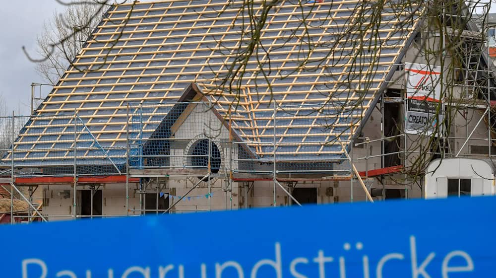 Der Traum vom Eigenheim - gerade im teuren Bayern bleibt er für viele Menschen unerschwinglich. Das wollen die Grünen nun ändern. (Illustration) / Foto: Patrick Pleul/dpa-Zentralbild/dpa