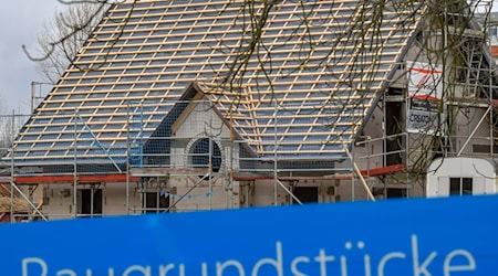 Der Traum vom Eigenheim - gerade im teuren Bayern bleibt er für viele Menschen unerschwinglich. Das wollen die Grünen nun ändern. (Illustration) / Foto: Patrick Pleul/dpa-Zentralbild/dpa