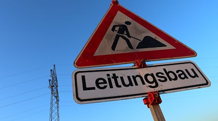«Leitungsbau»: Dieses Verkehrsschild wird in Bayern in den nächsten Jahren womöglich häufiger zu sehen sein. (Symbolbild) / Foto: Karl-Josef Hildenbrand/dpa