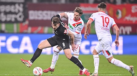 Kristijan Jakić (2.v.l.) konnte in der zweiten Halbzeit gegen Freiburg nicht mehr mitwirken.  / Foto: Harry Langer/dpa