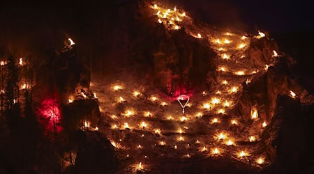 Rund 1.000 Bergfeuer werden in Pottenstein entzündet. / Foto: Daniel Löb/dpa