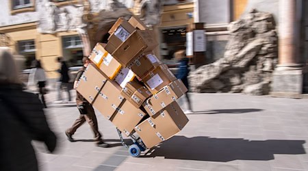 Im Dienstleistungsbereich ist im vergangenen Jahr die Beschäftigung in Bayern noch leicht gestiegen. (Symbolbild) / Foto: Peter Kneffel/dpa