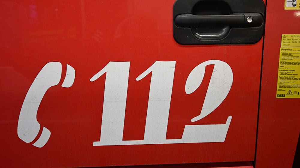 Die Feuerwehr deckte Teile des Dachs ab, um den Brand löschen zu können. (Symbolbild) / Foto: Felix Hörhager/dpa