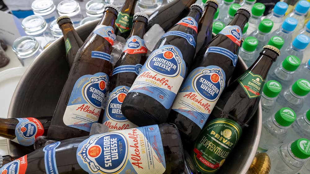 Schneider Weisse - hier Flaschen ihres alkoholfreien Produkts - übernimmt Weltenburger und Bischofshof. (Archivbild) / Foto: Peter Kneffel/dpa