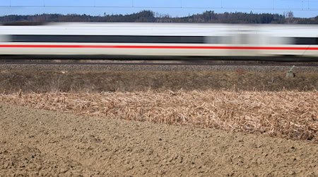 Die bisherige ICE-Strecke zwischen den benachbarten Großstädten Augsburg und Ulm soll durch eine neue Trasse ersetzt werden. (Archivbild) / Foto: Karl-Josef Hildenbrand/dpa