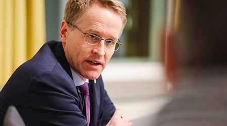 Daniel Günther (CDU) hält nicht viel von Länderfusionen. (Archivbild) / Foto: Frank Molter/dpa