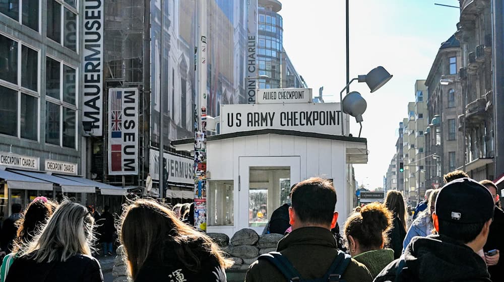 Der ehemalige «Checkpoint Charlie» zieht sehr viele Berlin-Touristen an. (Archivbild) / Foto: Jens Kalaene/dpa