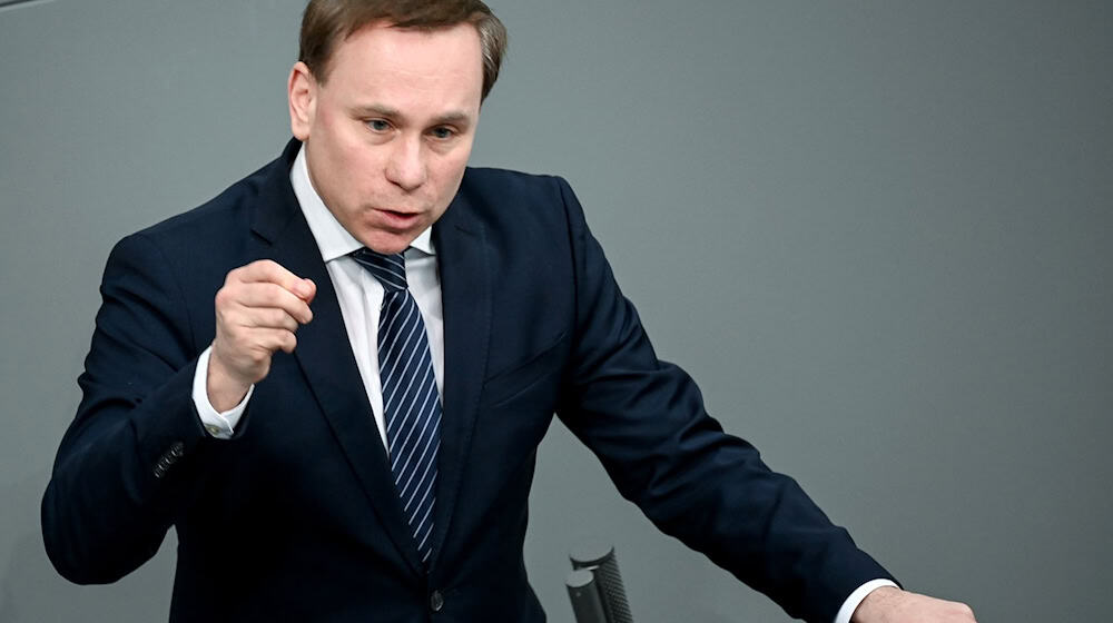 Der ehemalige CSU-Bundestagsabgeordnete Volker Ullrich will in Karlsruhe gegen das neue Bundestagswahlrecht klagen. (Archivbild) / Foto: Britta Pedersen/dpa-Zentralbild/dpa