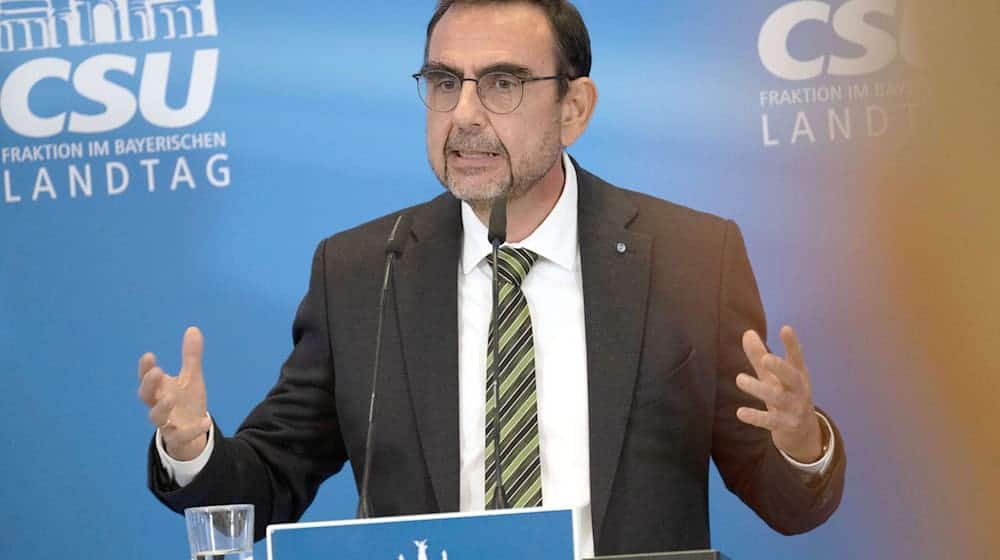 Klaus Holetschek will beim Bürokratieabbau aufs Tempo drücken. (Archivbild) / Foto: Pia Bayer/dpa