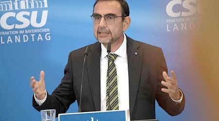 Klaus Holetschek will beim Bürokratieabbau aufs Tempo drücken. (Archivbild) / Foto: Pia Bayer/dpa