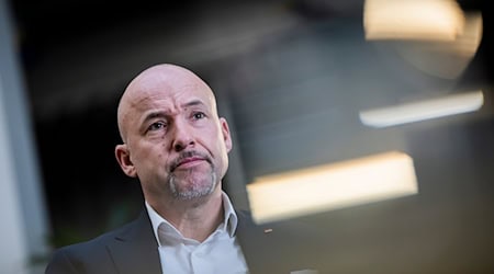 CSU-Landesgruppenchef Hoffmann rechnet sich von der industriellen Revolution im Weltraum auch für deutsche Forscher einen entscheidenden Vorteil aus. (Archivbild)  / Foto: Christoph Soeder/dpa