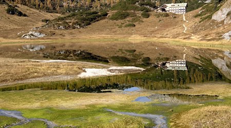 Im nur wenige Meter höher gelegenen Kärlingerhaus kann es bereits bis zu 20 Grad wärmer sein als am Funtensee selbst. (Archivbild) / Foto: Jürgen Waßmuth/dpa