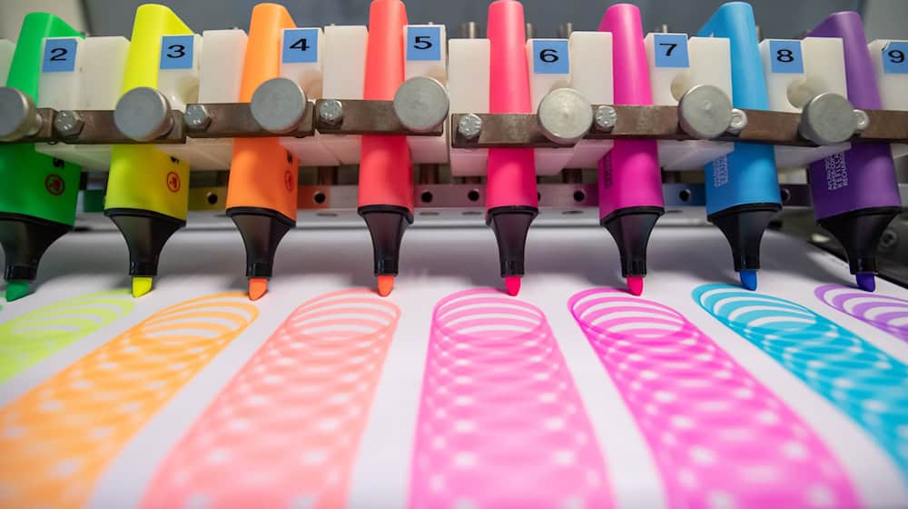 Vor allem das Bürogeschäft, also Stifte wie Textmarker, laufen nicht mehr so gut. (Symbolbild) / Foto: Daniel Karmann/dpa