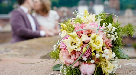 Am Hochzeitstag soll alles stimmen, auch das Datum. / Foto: Uwe Anspach/dpa