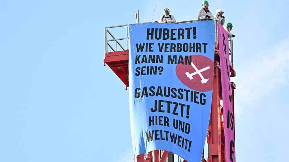 Die Aktivisten hatten auf dem Bohrturm ein Protestbanner befestigt. (Archivbild) / Foto: Uwe Lein/dpa