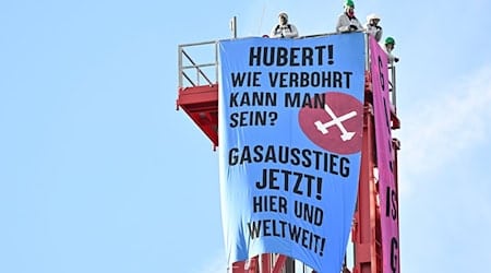 Die Aktivisten hatten auf dem Bohrturm ein Protestbanner befestigt. (Archivbild) / Foto: Uwe Lein/dpa