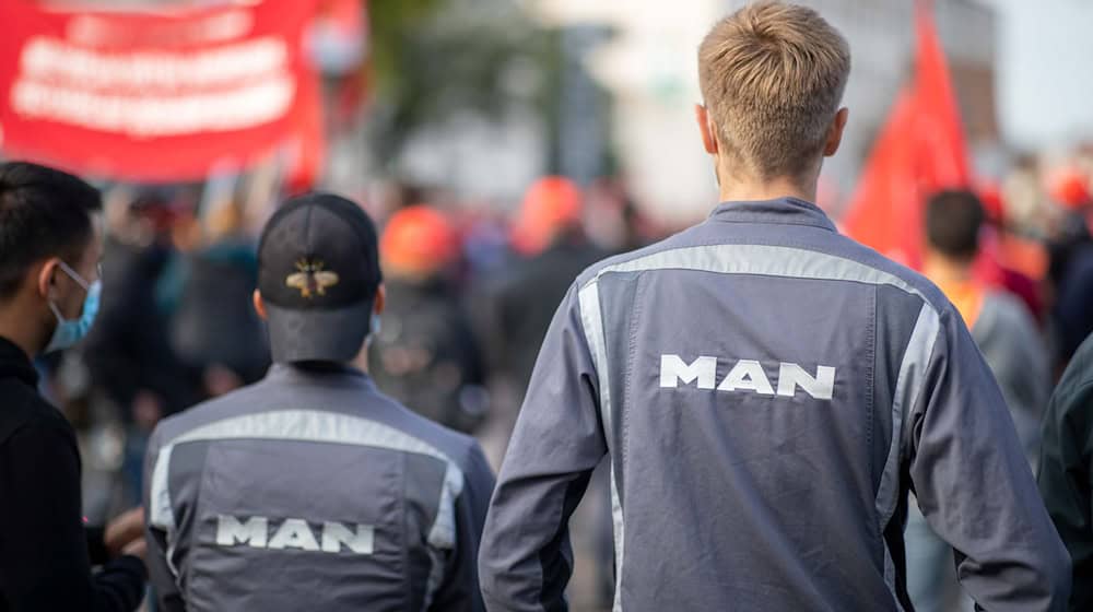 Beim Bus- und Lastwagenhersteller MAN gibt es eine Einigung zum geplanten Stellenabbau.  / Foto: Daniel Karmann/dpa
