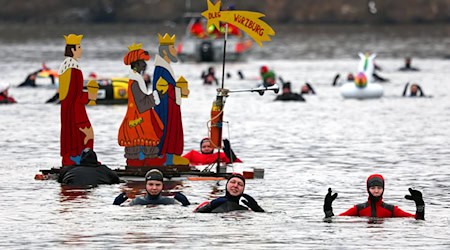 Teilnehmer des 40. Drei-König-Schwimmens treiben im Wasser des Mains. / Foto: Karl-Josef Hildenbrand/dpa
