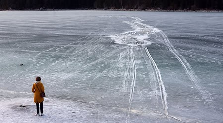 Zugefrorene Seen können zur Lebensgefahr werden. (Archivbild) / Foto: Karl-Josef Hildenbrand/dpa/dpa-tmn
