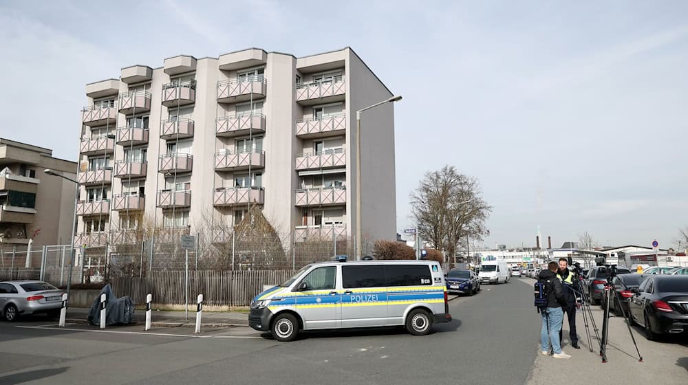 In einem Mehrfamilienhaus in Nürnberg hat ein Polizist im vergangenen März auf einen 38-Jährigen geschossen und ihn tödlich verletzt. (Archivbild)  / Foto: Daniel Löb/dpa