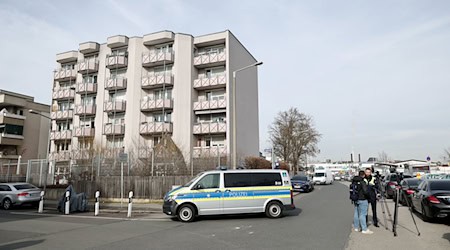 In einem Mehrfamilienhaus in Nürnberg hat ein Polizist im vergangenen März auf einen 38-Jährigen geschossen und ihn tödlich verletzt. (Archivbild)  / Foto: Daniel Löb/dpa