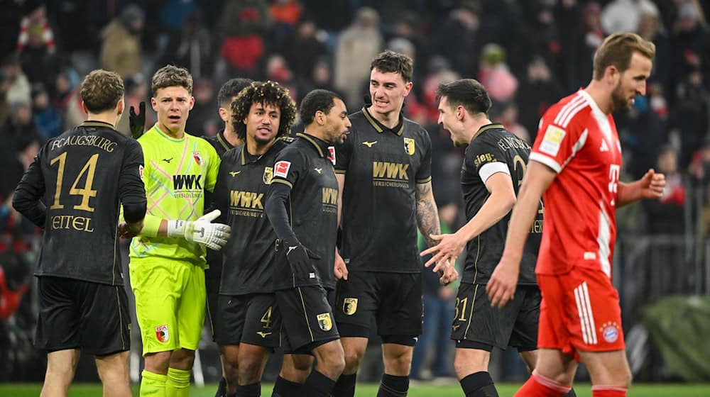 Die Bayern um Harry Kane (r) ärgern sich über die Niederlage. / Foto: Peter Kneffel/dpa