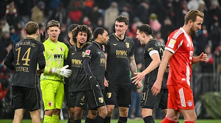 Die Bayern um Harry Kane (r) ärgern sich über die Niederlage. / Foto: Peter Kneffel/dpa