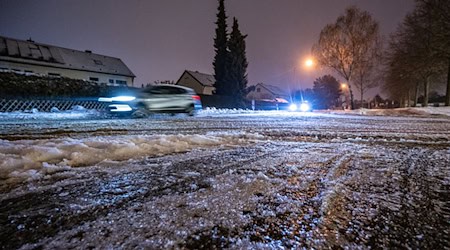 Vielerorts waren die Straßen in Bayern von einer Eisschicht überzogen. / Foto: Armin Weigel/dpa