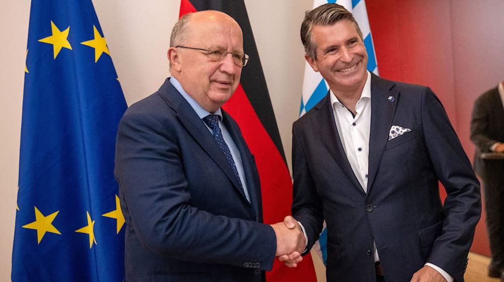 Bayerns Europaminister Eric Beißwenger (rechts, CSU) fürchtet ernsthafte Probleme für Bayern, sollte das Mercosur-Abkommen ausgesetzt werden, wie vom EU-Parlament gefordert. (Archivbild) / Foto: Leonie Asendorpf/dpa