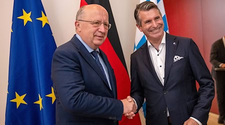 Bayerns Europaminister Eric Beißwenger (rechts, CSU) fürchtet ernsthafte Probleme für Bayern, sollte das Mercosur-Abkommen ausgesetzt werden, wie vom EU-Parlament gefordert. (Archivbild) / Foto: Leonie Asendorpf/dpa