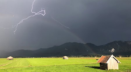 In Bayern blitzte es 2025 sehr viel weniger - und trotzdem öfter als in allen anderen Bundesländern. (Archivbild) / Foto: Valentin Gensch/dpa/dpa-tmn