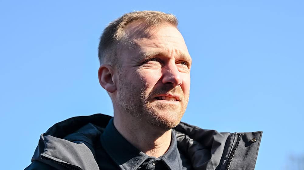 Er hat in Portugal einen Neuen für den FC Augsburg gefunden: Sportchef Benni Weber. / Foto: Harry Langer/dpa