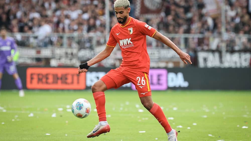 Elias Saad hat sich beim FC Augsburg nicht als die erhoffte Verstärkung erwiesen. (Archivbild) / Foto: Christian Charisius/dpa