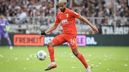 Elias Saad hat sich beim FC Augsburg nicht als die erhoffte Verstärkung erwiesen. (Archivbild) / Foto: Christian Charisius/dpa