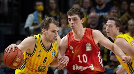 Justinian Jessup (M) war gegen Braunschweig bester Bayern-Werfer. (Archivbild) / Foto: Soeren Stache/dpa