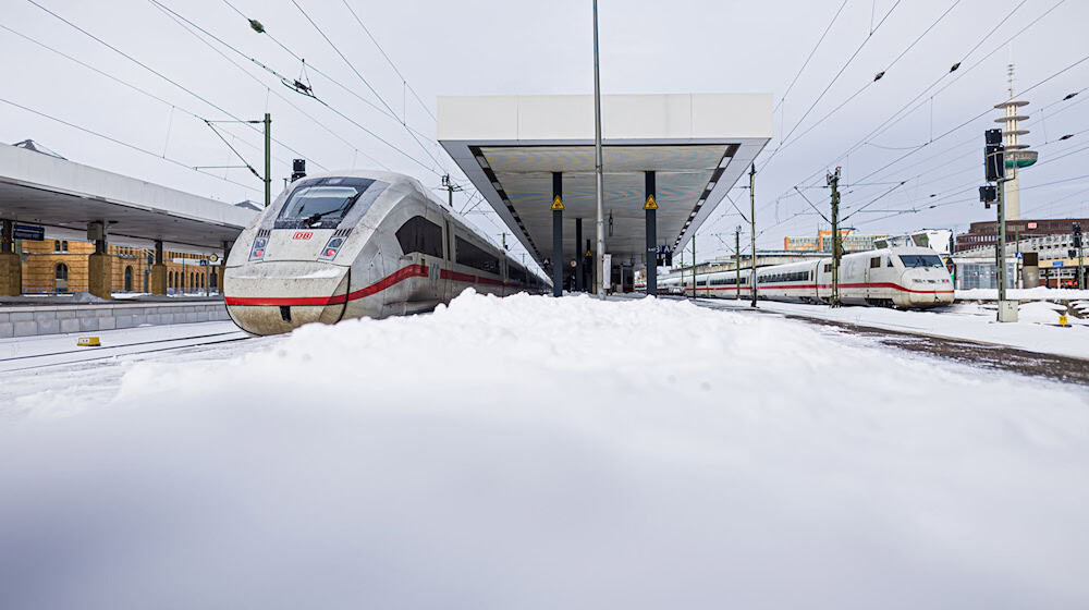 Zwei ICE stehen im verschneiten Hauptbahnhof Hannover. / Foto: Moritz Frankenberg/dpa