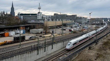 Seit heute rollen die Fernzüge am Ulmer Hauptbahnhof wieder. (Archivbild)  / Foto: Stefan Puchner/dpa