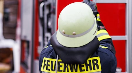 Feuerwehrleute löschen den Brand. (Symbolbild) / Foto: Philipp von Ditfurth/dpa