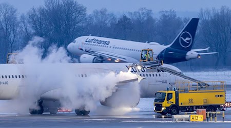 An den bayerischen Flughäfen würden wetterbedingt mehrere Flüge gestrichen. (Archivbild) / Foto: Peter Kneffel/dpa