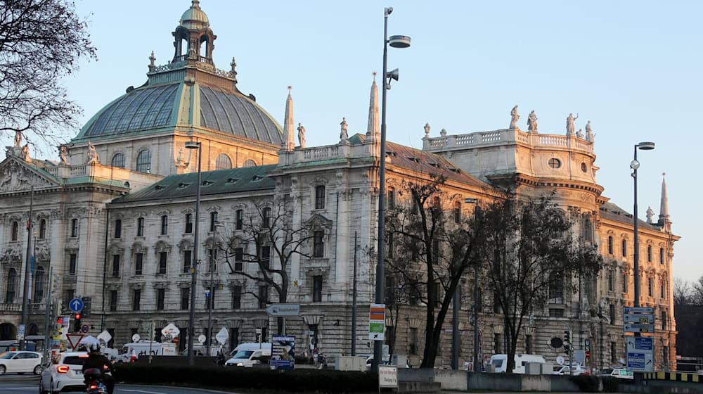 Hier im Justizpalast sollen nach dem Willen der Freien Wähler künftig alle Gerichtsbarkeiten in Bayern unter dem Dach des Justizministeriums verwaltet werden. Das soll mehr Effizienz bringen und auch Geld sparen. (Symbolbild)   / Foto: Stephan Jansen/dpa