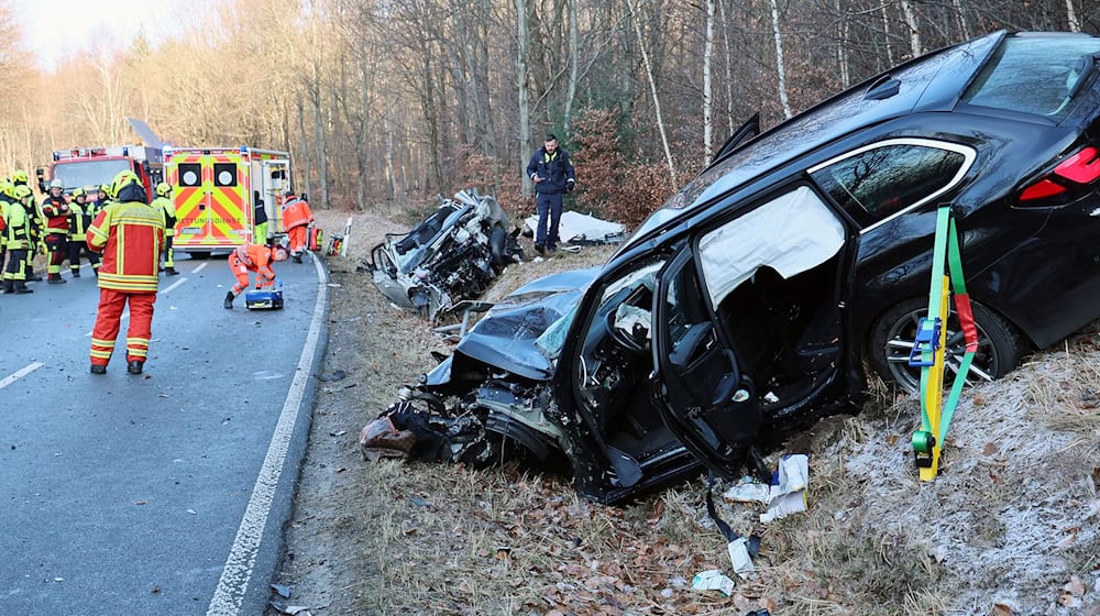 Beide Autos wurden bei dem schweren Unfall bei Mönchberg im Kreis Miltenberg stark demoliert. / Foto: Ralf Hettler/dpa