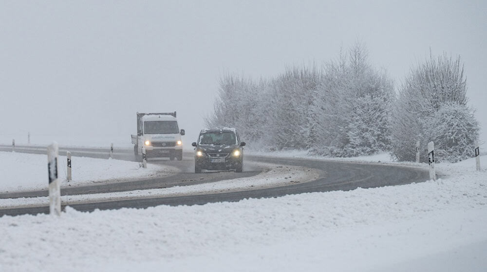 Das winterliche Wetter hält in Bayern auch am Freitag zunächst noch an.  / Foto: Armin Weigel/dpa