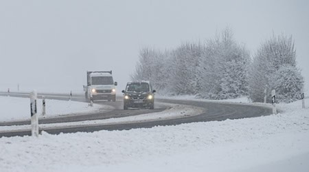 Das winterliche Wetter hält in Bayern auch am Freitag zunächst noch an.  / Foto: Armin Weigel/dpa
