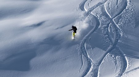 Neuschnee und Sonneschein lockten zahlreiche Skifahrer an die Zugpspitze. (Archivbild)  / Foto: Peter Kneffel/dpa
