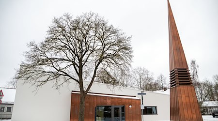 Die neue Kirche der Kirchengemeinde Laineck wird bald eingeweiht.  / Foto: Pia Bayer/dpa