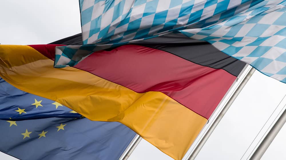 Alle drei Hymnen will Söder künftig bei Zeugnisverleihungen singen lassen. (Symbolbild) / Foto: picture alliance / Peter Kneffel/dpa