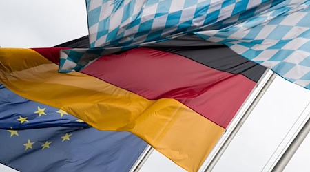 Alle drei Hymnen will Söder künftig bei Zeugnisverleihungen singen lassen. (Symbolbild) / Foto: picture alliance / Peter Kneffel/dpa